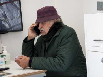 �Ho parlato con mio figlio che vive ad Ancona � ci racconta Antonio -. Mi ha raccontato di alcuni problemi di salute del figlio e di alcune sue difficolt� e io l�ho ascoltato perch� gli voglio sempre bene. Anche se in questo momento chi sta passando i veri guai sono io: non ho i soldi nemmeno per una telefonata�